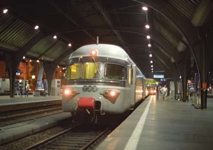 RABe EC 1055 in Zürich HB am Abend des 11.9.99